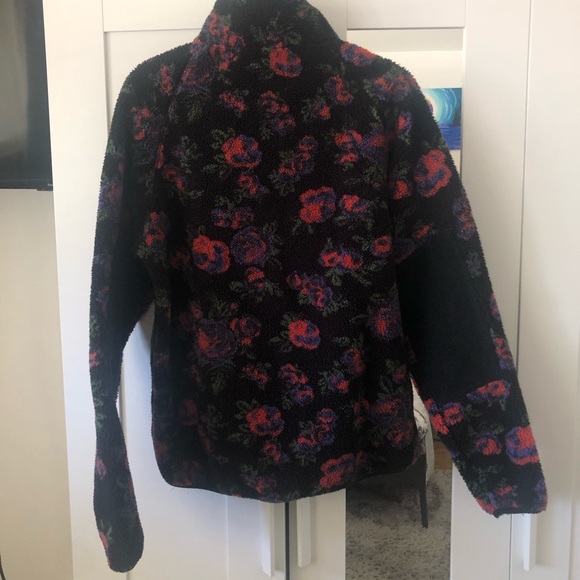 Roses Sherpa Pullover UO size M men’s - Picture 5 of 5